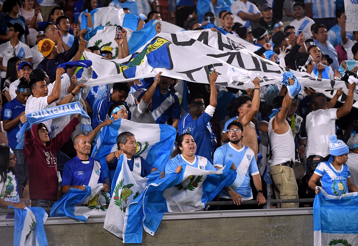 Los aficionados de la Bicolor apoyaron incondicionalmente a la selección de Guatemala en Los Ángeles. (Foto Prensa Libre: AFP)