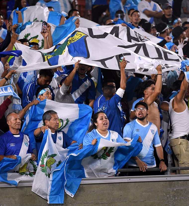 Los aficionados de la Bicolor apoyaron incondicionalmente a la selección de Guatemala en Los Ángeles. (Foto Prensa Libre: AFP)