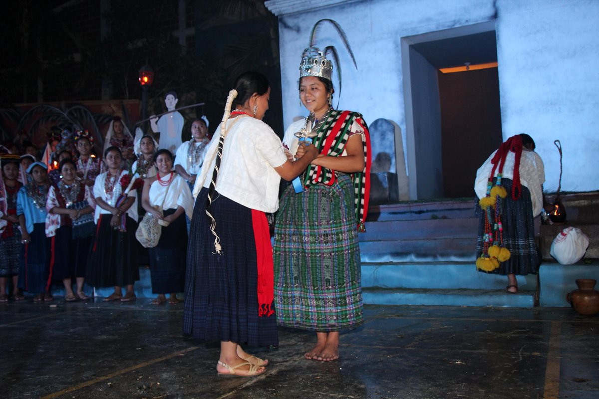 Celeste Catarina Morales Cruz, representante de San Pedro La Laguna, Sololá,es investida por su antesesora como Rabín Ajaw 2016. (Foto Prensa Libre: Eduardo Sam)