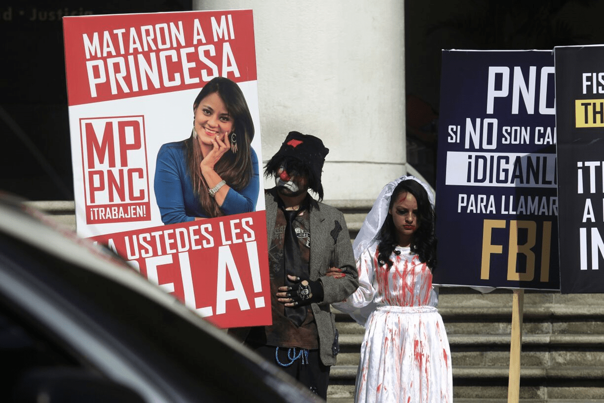 Erick Lancerio, novio de Gaby Barrios, protesta frente a la sede del MP en la capital. (Foto Prensa Libre: Carlos Hernández)