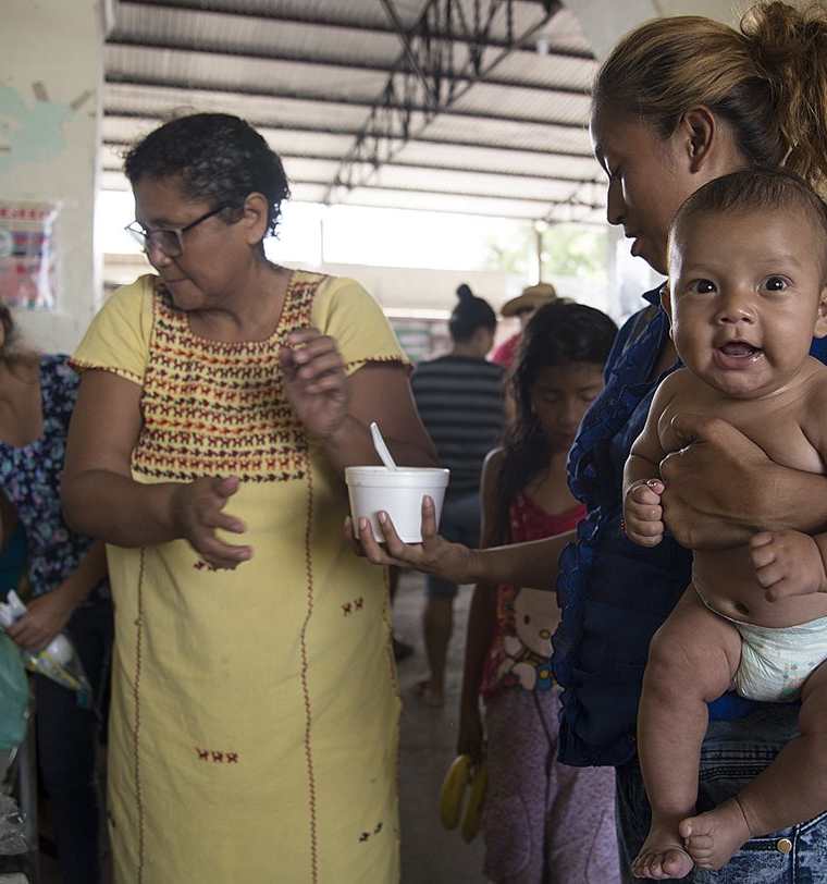 Cientos de hondureños viajan con sus familias. (Foto Prensa Libre: EFE)