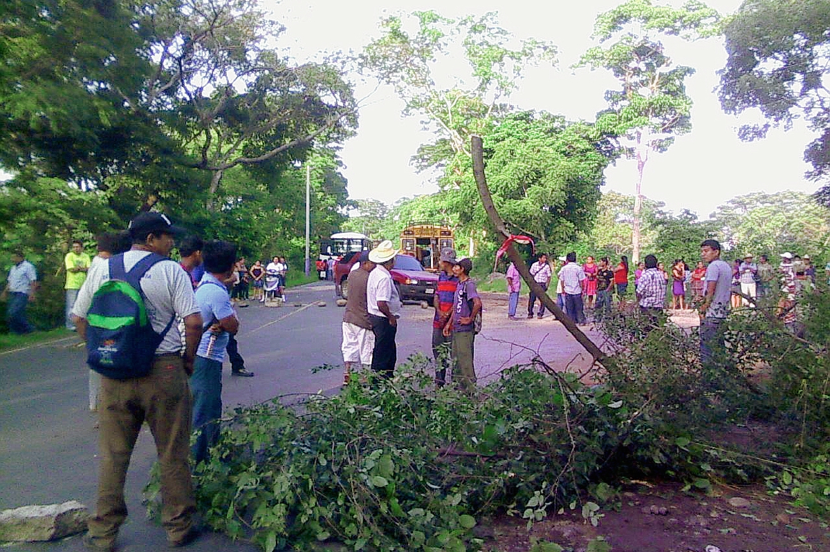 Pobladores bloquean  ruta de la cabecera de Retalhuleu a Champerico, y exigen reconexión de servicio eléctrico. (Foto Prensa Lilbre: Jorge Tizol)