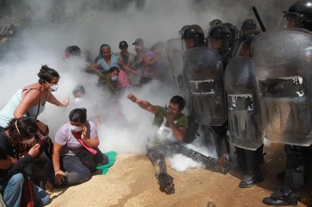 Pobladores de San José del Golfo y San pedro Ayampuc, se resisten a ser desalojados por policías del ingreso a la mina. (Foto Prensa Libre: Hemeroteca PL)