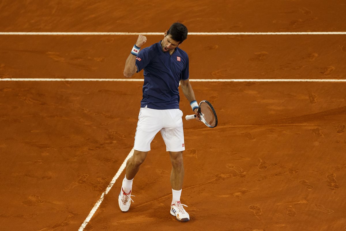 Novak Djokovic avanzó a semifinales después del retiro de Kei Nishikori por lesión. (Foto Prensa Libre: AP)