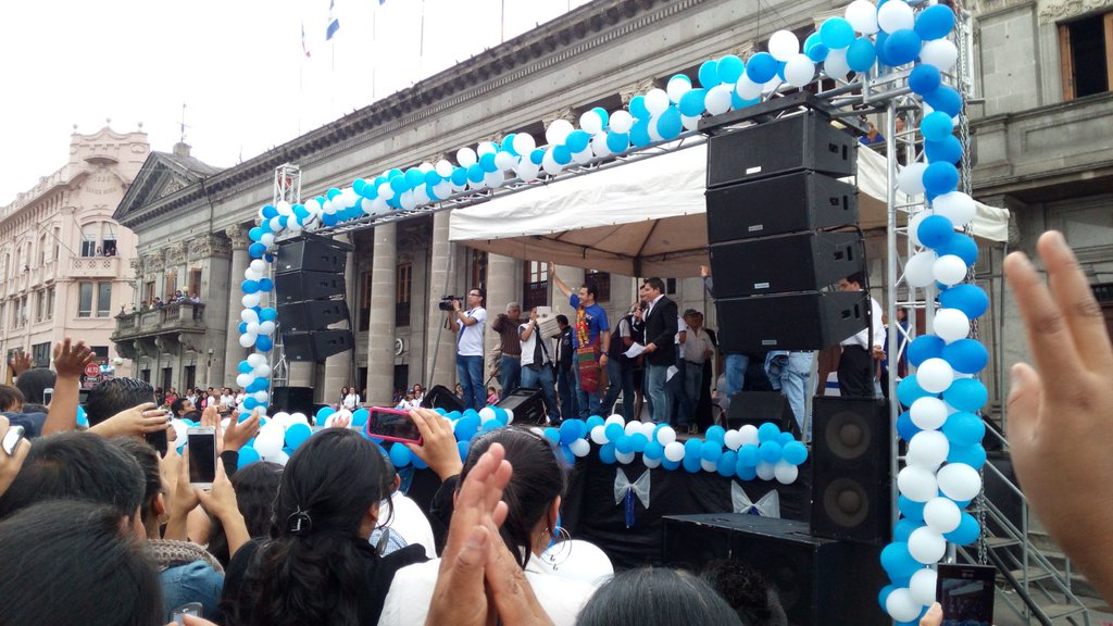 El presidente electo Jimmy Morales promulga discurso ante vecinos en Xela. (Foto Prensa Libre: El Quetzalteco)
