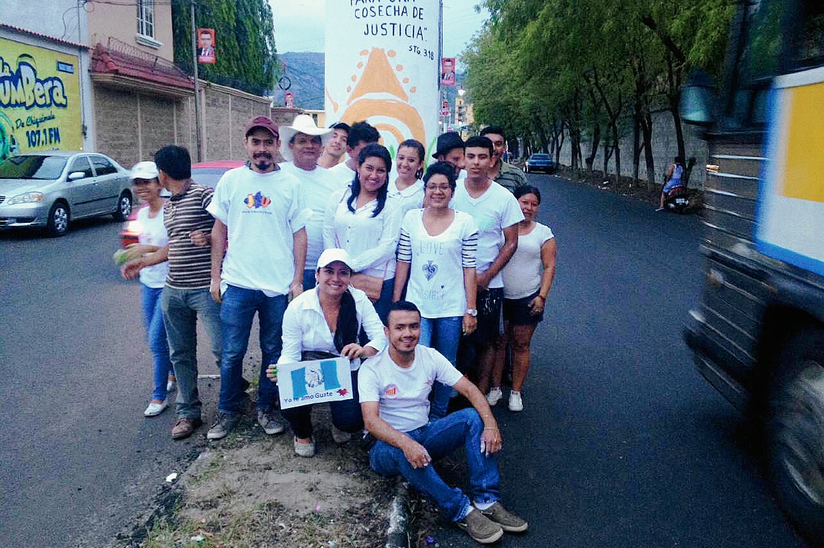 Algunos de los jóvenes que participaron en la actividad, en la que sustituyeron propaganda política por diseños artísticos, en Chiquimula. (Foto Prensa Libre: Edwin Paxtor)