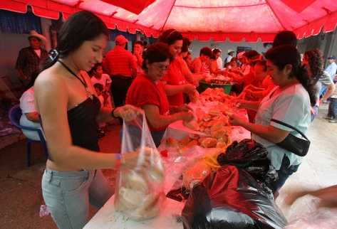 pERSONAS   participan en campaña política con el objetivo de conseguir un empleo.