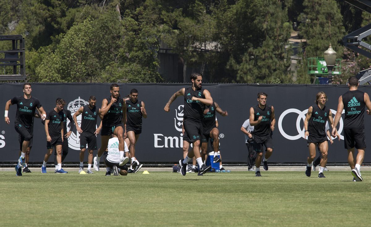 Los jugadores del Real Madrid durante el entrenamiento de este martes. (Foto Prensa Libre: EFE)