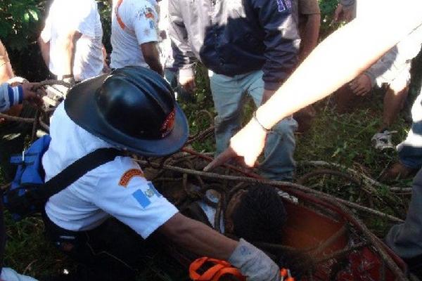 Vecinos ayudan a socorristas en rescate.