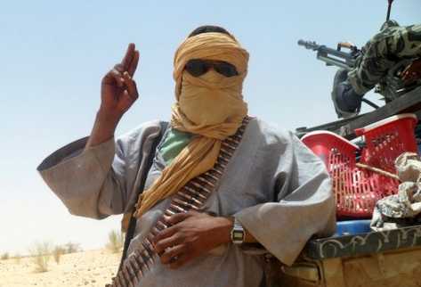 Un rebelde islamista del grupo radical Ansar Dine gesticula ante la cámara cerca de Tombuctú en abril recién pasado. (Foto Prensa Libre: AFP)