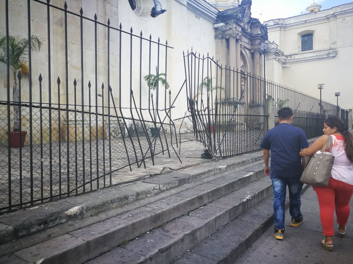 En la administración del templo La Merced no se proporcionó información respecto a cuánto ascienden los gastos por reparación de la reja. (Foto Prensa Libre: José Patzán)