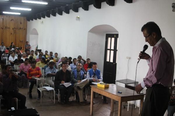 Funcionario  de la Oficina del Comisionado para los  Derechos Humanos conversa con vecinos.