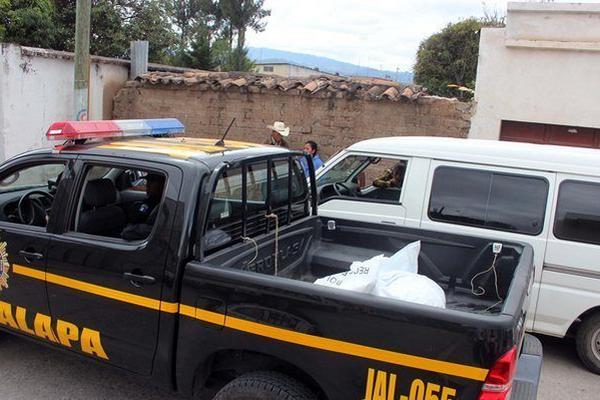 Autoridades ingresan a la morgue de Jalapa el cadáver baleado de Óscar Daniel Vargas. (Foto Prensa Libre: Hugo Oliva)