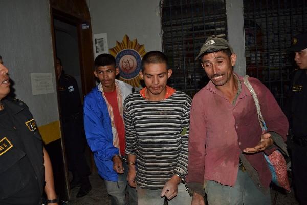 Los  sindicados,  en la subestación de la PNC.