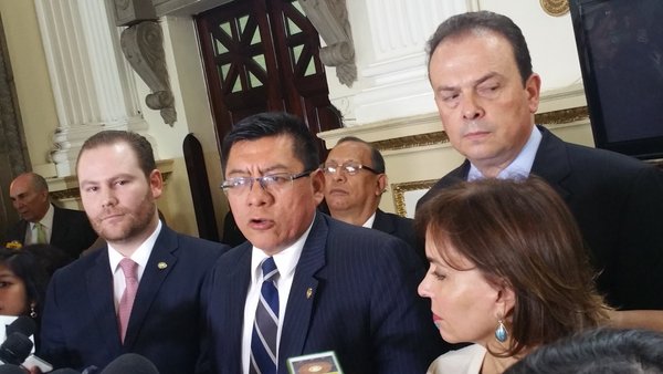 Diputados de las bancadas Viva, Unionista y FCN-Nación presentan inciativa de ley para aplicar la pena de muerte. (Foto Prensa Libre: Jessica Gramajo)