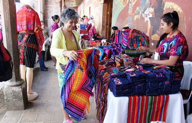 Los textiles es uno de los indiscutidos atractivos en el fesrtival de Chichicastenango. (Foto Prensa Libre: Óscar Figueroa)