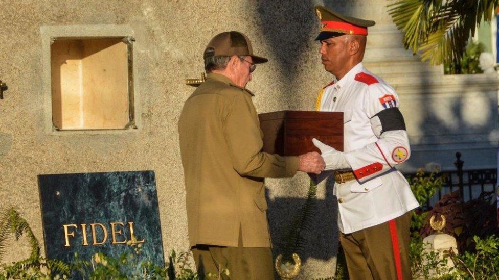Raúl recibía las cenizas de Fidel, quien murió el 25 de noviembre de 2016 a los 90 años. El entonces presidente había anunciado la muerte de su hermano en la televisión estatal. Durante su alocución, indicó que, de acuerdo con los deseos de Fidel, sus restos serían incinerados. Se declararon nueve días de luto. MARCELINO VAZQUEZ/AFP/GETTY IMAGES