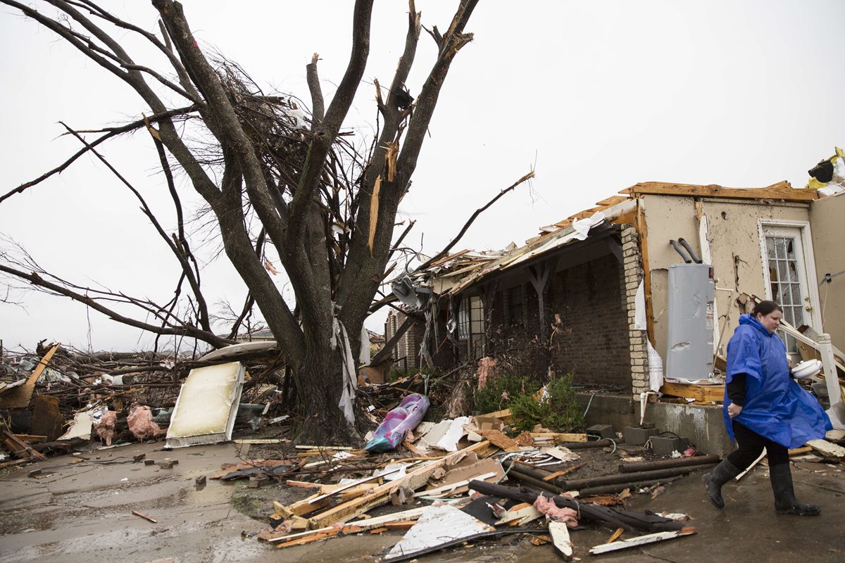 Una mujer camina en una de las zonas devastadas por los tornados en Texas. (Foto Prensa Libre: AFP).