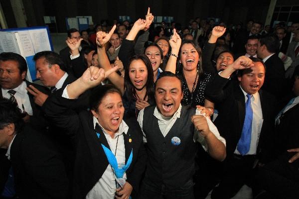 Abogados jóvenes celebran resultado en la reciente elección del representante gremial.