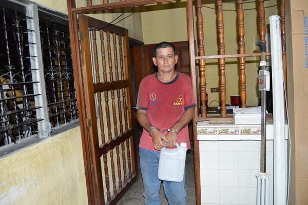 Sergio Vásquez Estada, capturado en Estanzuela, Zacapa, cuando intentaba quemar a un agente de la PNC. (Foto Prensa Libre, Víctor Gómez)<br _mce_bogus="1"/>