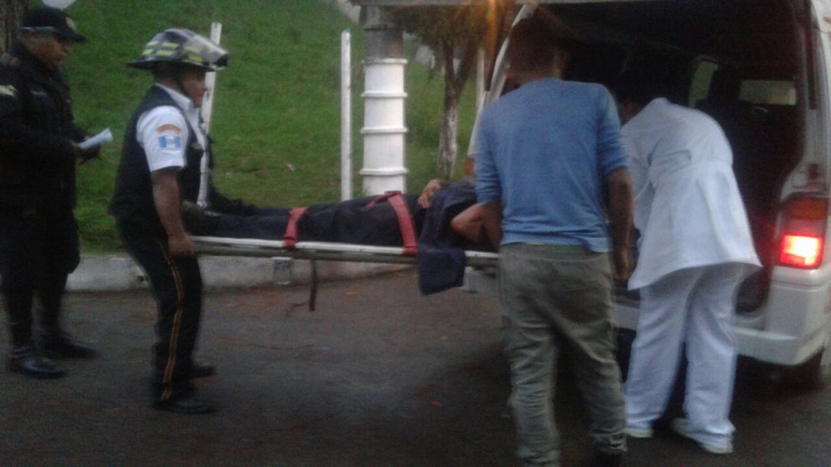 Bomberos trasladan a uno de los heridos en el accidente en el km 104 de la ruta Interamericana. (Foto Prensa Libre: Ángel Julajuj).