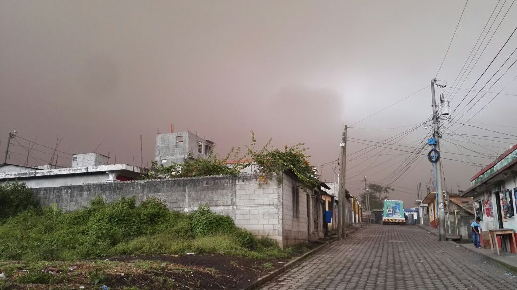 Varios sectores de San Pedro Yepocapa, Chimaltenango, son afectados por la caída de ceniza volcánica. (Foto Prensa Libre: Víctor Chamalé)