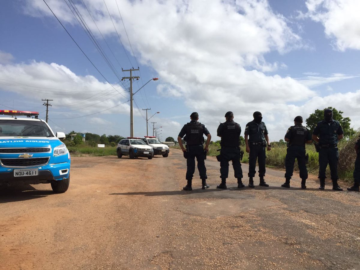 Policías resguardan las afueras de la Penitenciaria Agrícola de Monte Cristo en Boa Vista, capital de Roraima, Brasil. (Foto Prensa Libre: EFE).