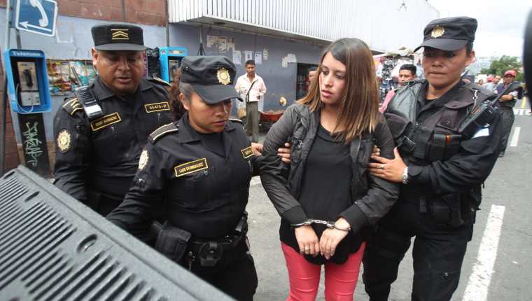 Adriana Morales es llevada a la Torre de Tribunales luego de su captura, en el Hospital General. (Foto Prensa Libre: HemerotecaPL)