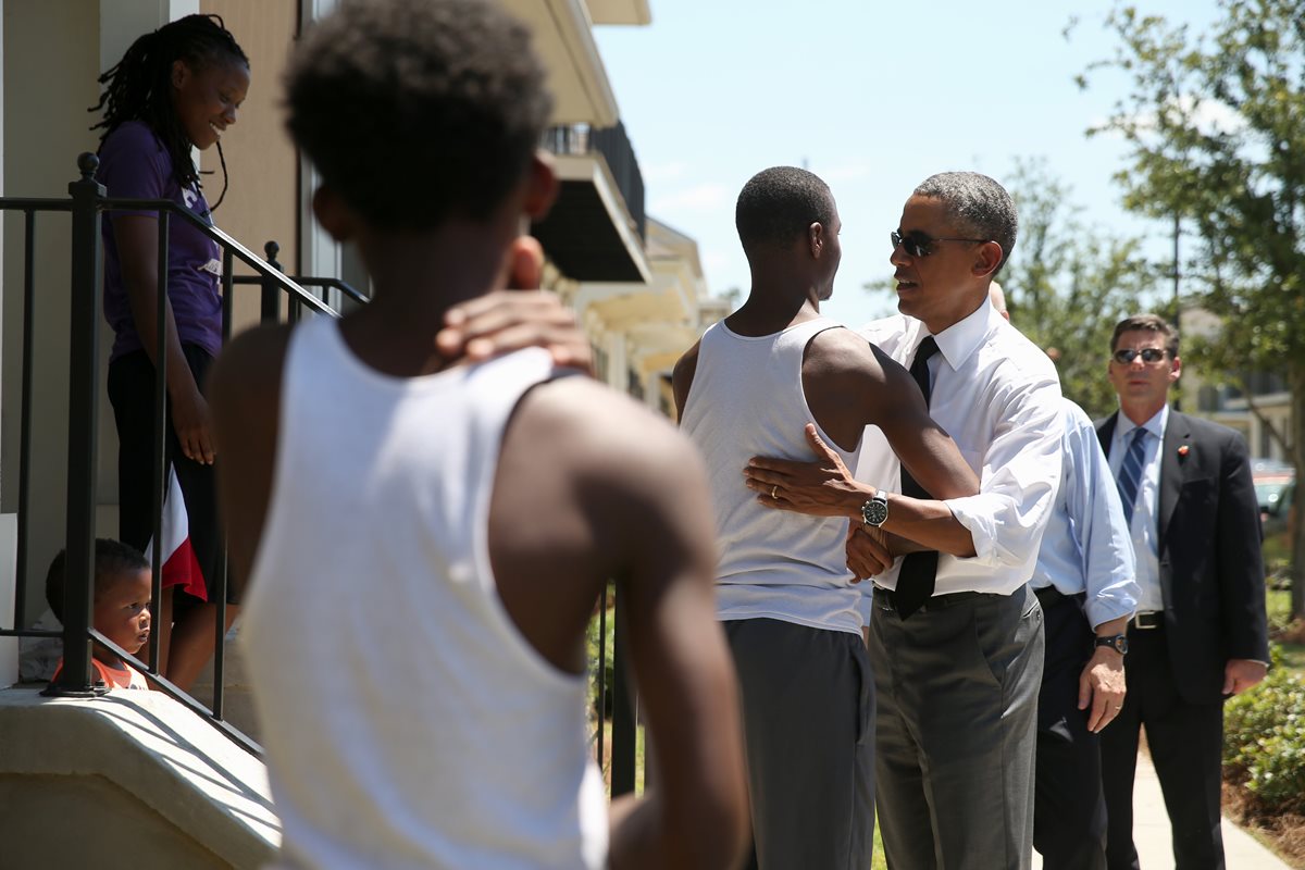 <em>Barack Obama saluda a familias del barrio Tremé en Nueva Orleans. (Foto Prensa Libre: AP).</em>