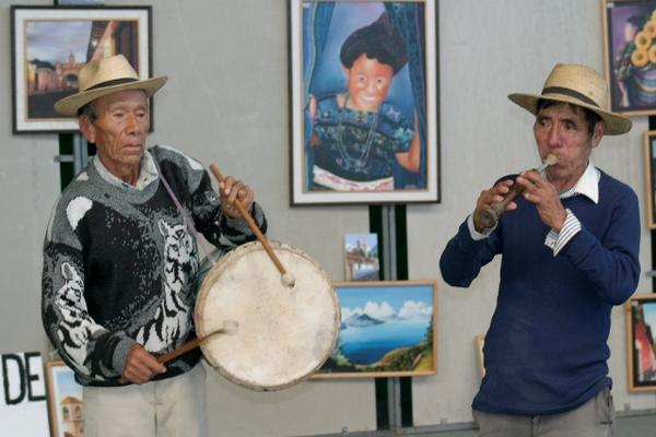 El tamborilero evidencia el caminar por Belén. (Foto Prensa Libre: Archivo)