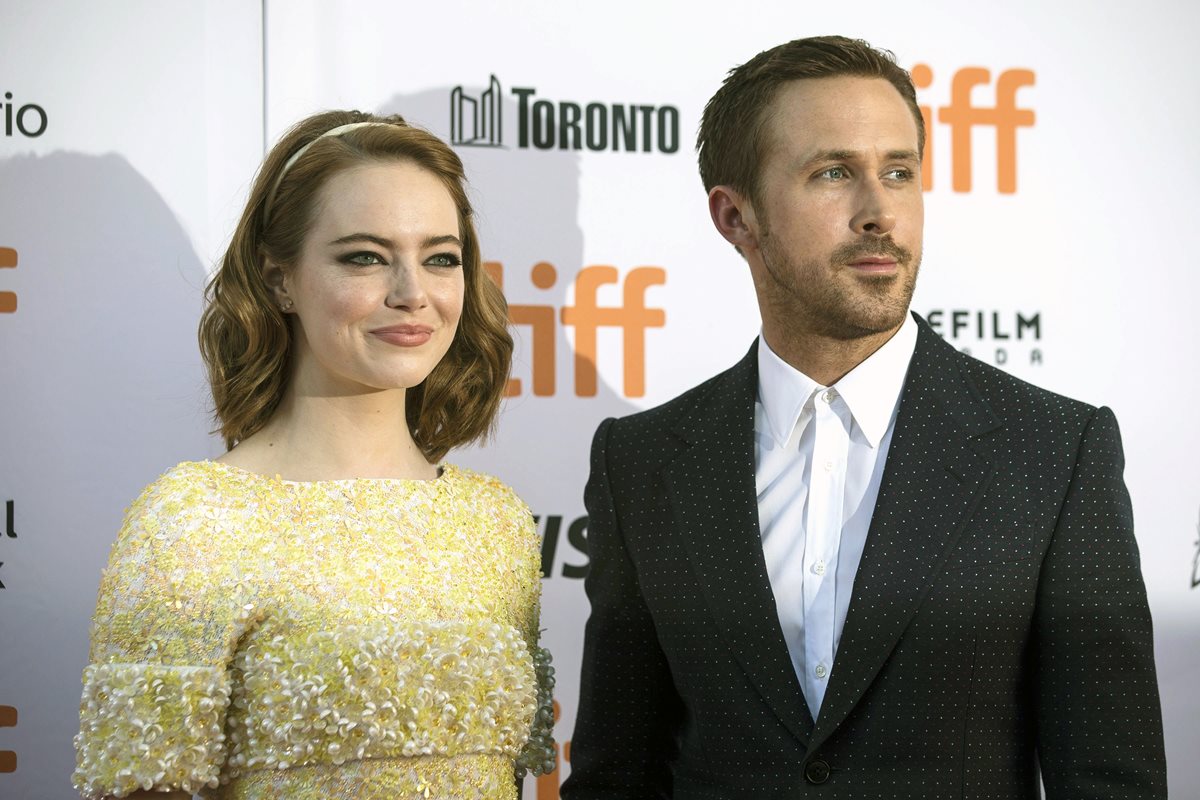 Emma Stone y Ryan Gosling, en la alfombra roja del estreno de La La Land en Toronto, el pasado 12 de septiembre. (Foto Prensa Libre: AP).