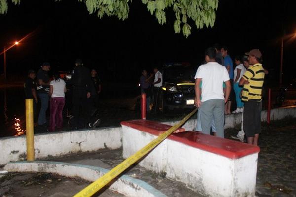 Curiosos se reúnen en lugar donde fue encontrado el cadáver de Pedro Eugenio García en Flores, Petén. (Foto Prensa Libre: Rigoberto Escobar)