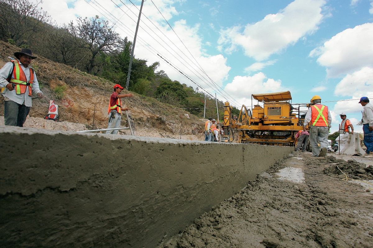 La construcción de infraestructura vial sería una de las prioridades para desarrollar la economía del país. (Foto Prensa Libre: Hemeroteca PL)
