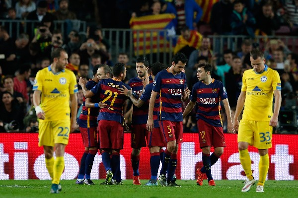 Los jugadores del Barcelona festejaron a lo grande ante su afición. (Foto Prensa Libre: AP)