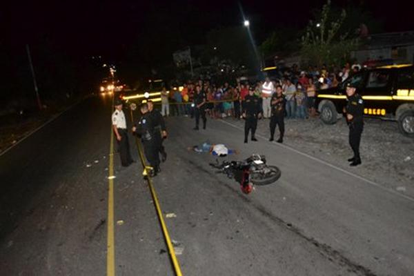 En el accidente murió el piloto de la motocicleta y su acompañante resultó herido (Foto. Prensa Libre. Hugo Oliva) <br _mce_bogus="1"/>
