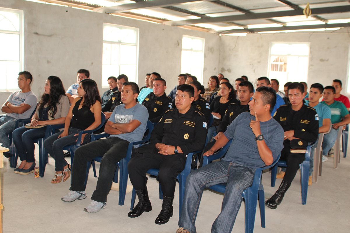 Agentes de la Comisaría 42 de San Marcos, se reúnen para coordinar el plan de seguridad durante elecciones. (Foto Prensa Libre: Aroldo Marroquín)