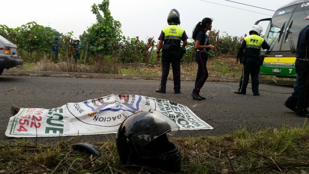Autoridades resguardan lugar donde se halla cadáver de motorista, en Coatepeque, Quetzaltenango. (Foto Prensa Libre: Alexánder Coyoy)