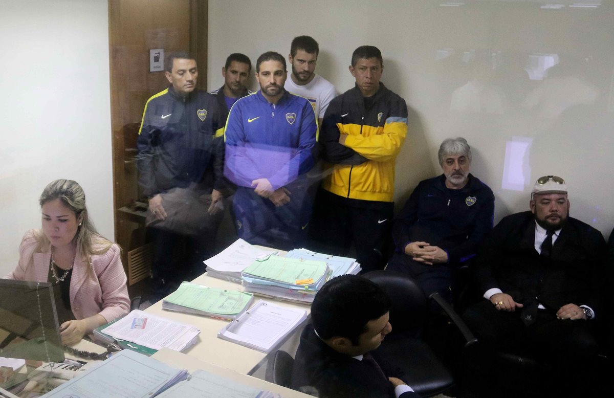 Un juez dictaminó hoy la expulsión del país de los seis aficionados de Boca Juniors, detenidos por disturbios en Asunción hace dos semanas. (Foto Prensa Libre: EFE)