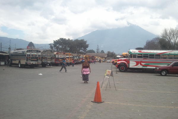 El lugar que ocupan los buses de Pastores luce vacío en la terminal de Antigua Guatemala. (Foto Prensa Libre: Miguel López) <br _mce_bogus="1"/>
