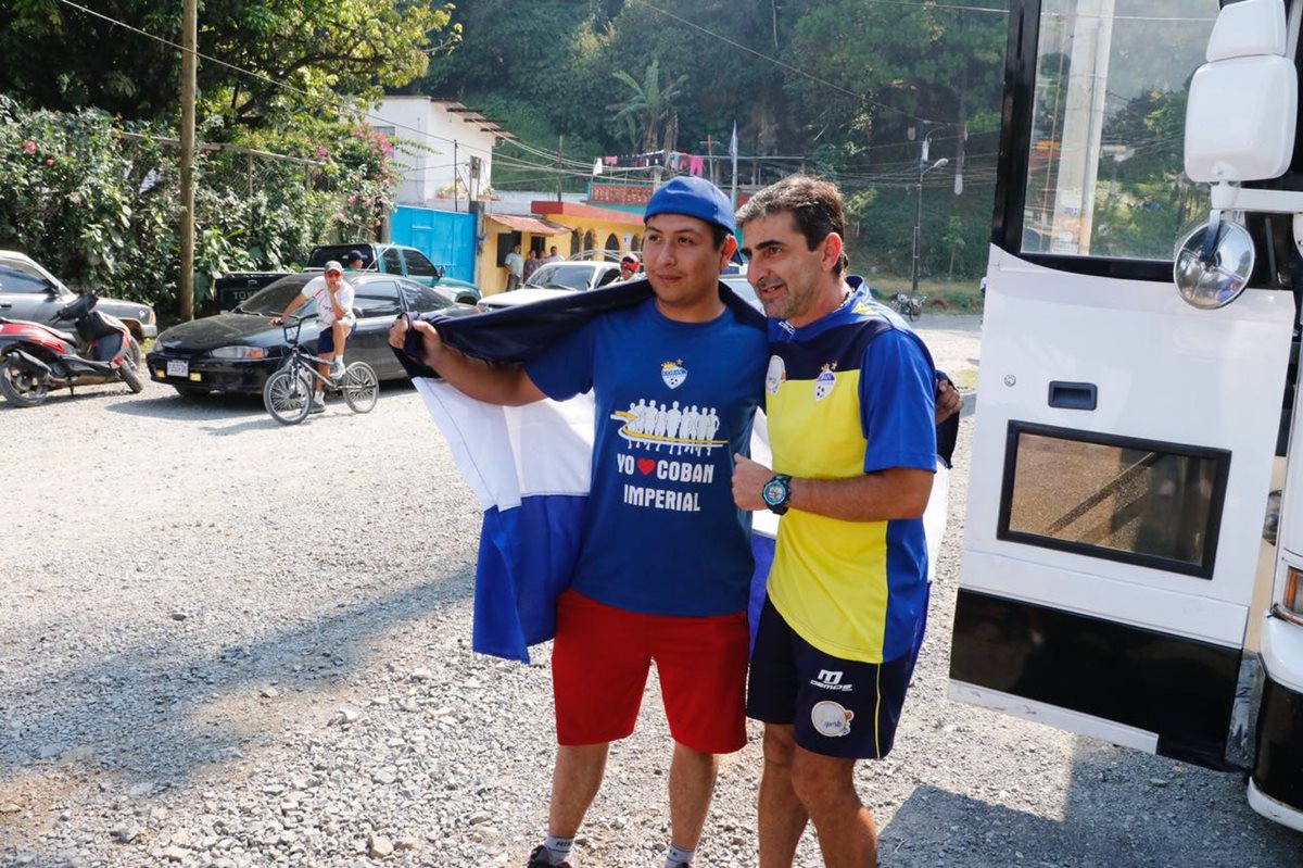 El técnico Fabricio Benítez cuenta con el respaldo de los aficionados.  (Foto Prensa Libre: Eduardo Sam Chun)