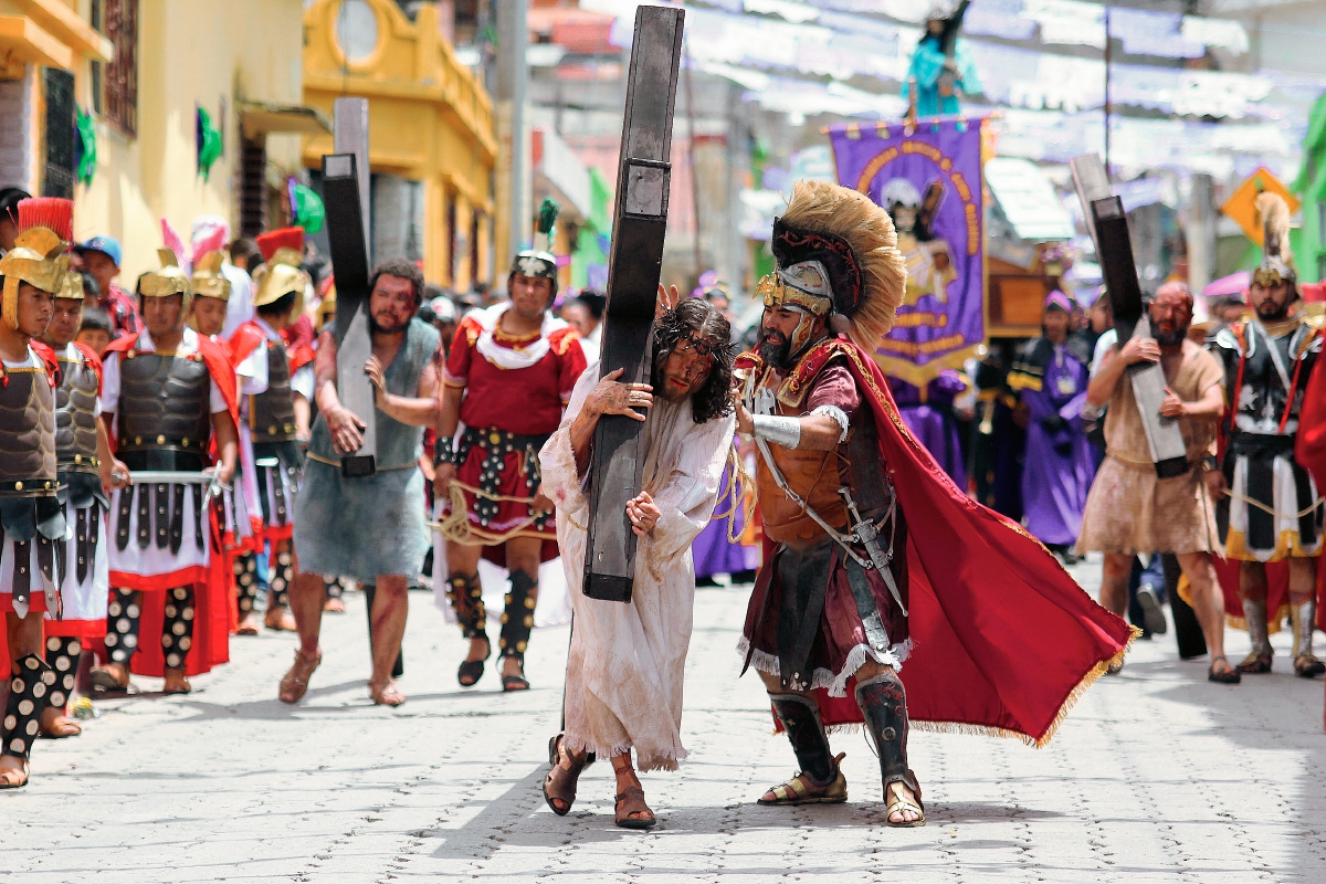 Durante el viacrucis en vivo de Chiantla, Huehuetenango, Jesús es azotado por soldados romanos. (Foto Prensa Libre: Mike Castillo)