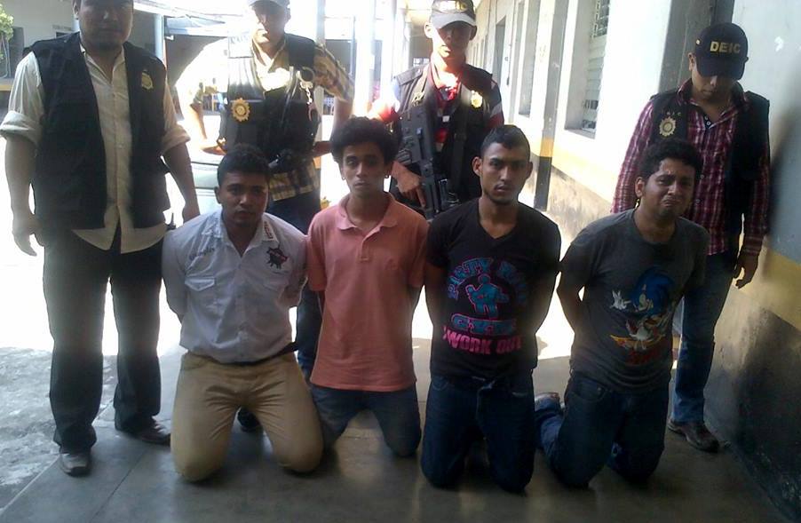 Los supuestos extorsionistas fueron apresados luego de una persecución que finalizó en la zona 3. (Foto Prensa Libre: PNC)