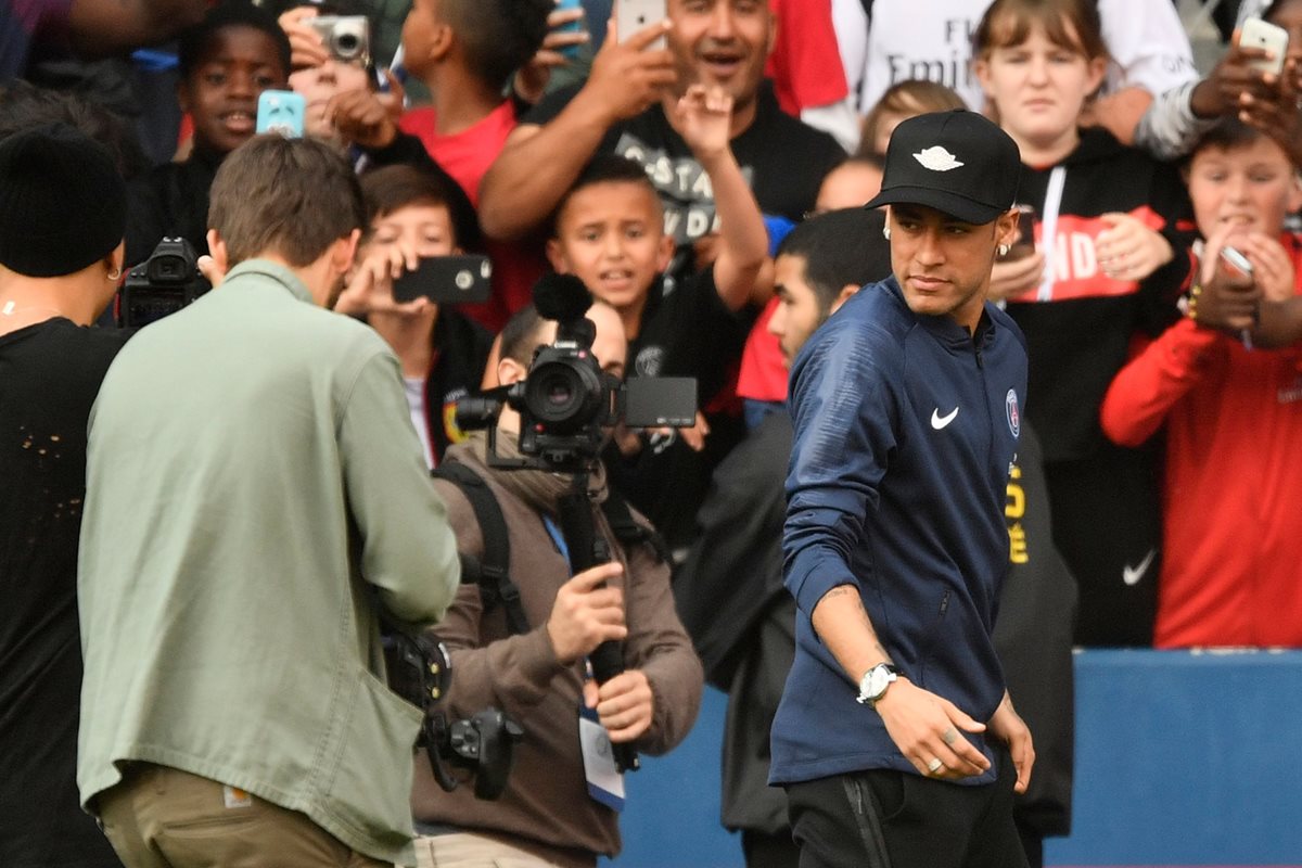 El delantero Neymar Jr compartió con los aficionados del PSG. (Foto Prensa Libre: AFP)