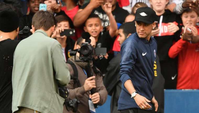 El delantero Neymar Jr compartió con los aficionados del PSG. (Foto Prensa Libre: AFP)