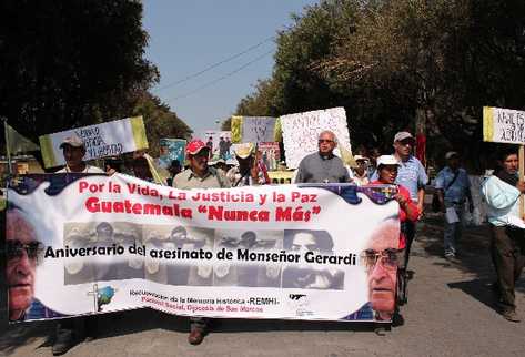 EN San Marcos decenas marchan para conmemorar la muerte del obispo.