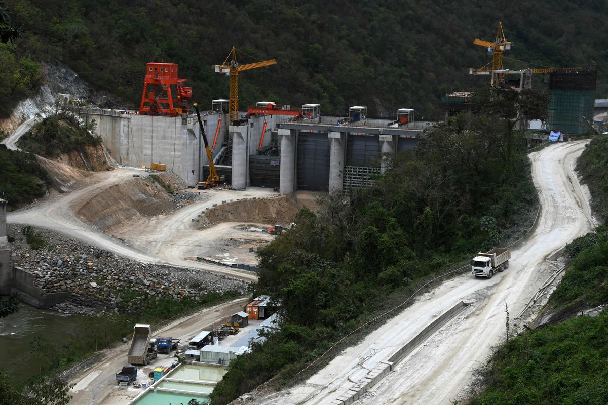 China hizo una millonaria inversión en Honduras para la construcción de una hidroeléctrica que podría empezar a funcionar este año. (Foto Prensa Libre: AFP)