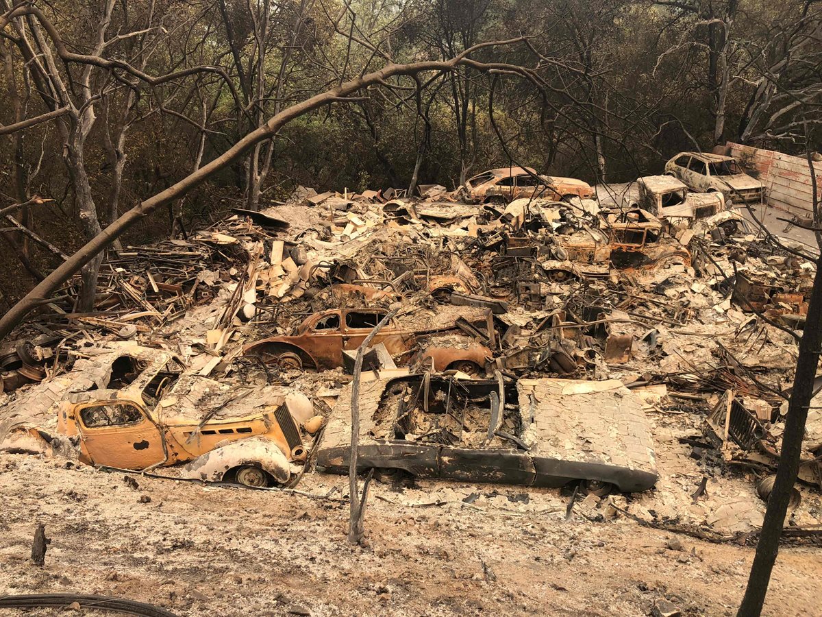Varios autos antiguos, parte de una colección, yacen en los escombros en un vecindario devastado el fuego cerca de Redding, California. (Foto Prensa Libre:AFP)