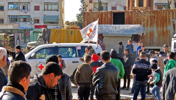 Comienza la operación de evacuación de los combatientes rebeldes y sus familias en Alepo. (Foto Prensa Libre: AFP)