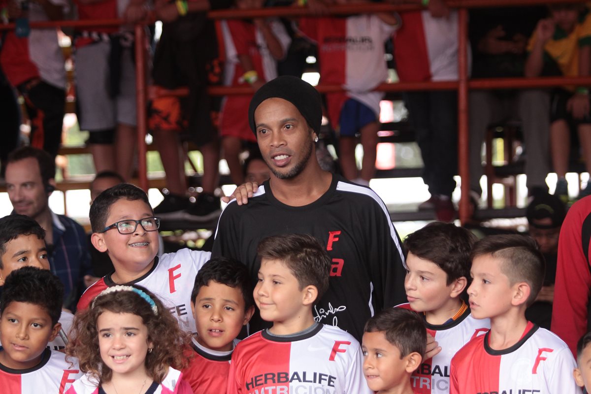 Ronaldinho comparte con los niños guatemaltecos. (Foto Prensa Libre: Jesús Cuque)