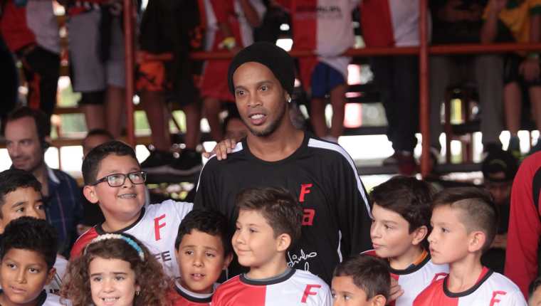 Ronaldinho comparte con los niños guatemaltecos. (Foto Prensa Libre: Jesús Cuque)
